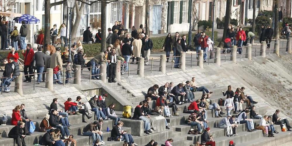 In Basel stehen die Chancen gut, dass es an Silvester und Neujahr am Rheinufer so aussieht wie an diesem milden Frühlingstag im Jahr 2006. (Archivbild)