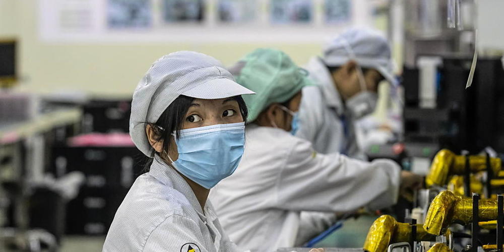 Trotz der Lockerung der strengen Corona-Massnahmen ist die Produktion in Chinas Fabriken im Dezember zurückgegangen.(Symbolbild)