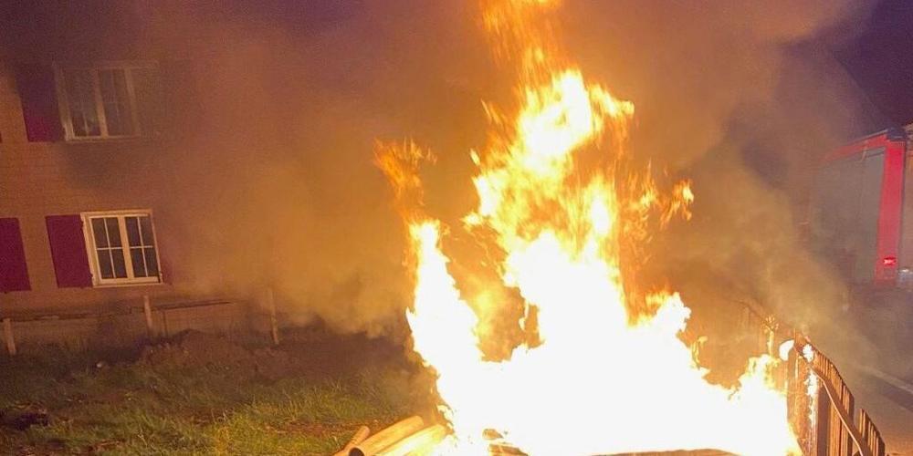 Ein Brand von Kunststoffrohren in Sirnach TG - ausgelöst nach bisherigen Erkenntnissen durch zurückgelassene Feuerwerkreste.