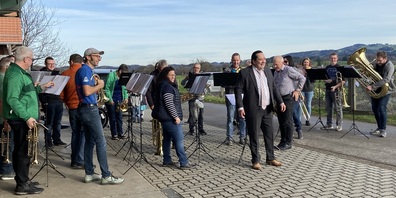 Die Musikgesellschaft Niederwil beim Konzert auf dem Hof Storchegg.