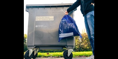 Den blauen Züri-Sack gibt es neu auch im Kleinformat als 10-Liter-Sack.