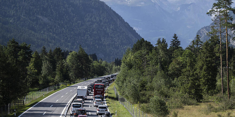 Immer wieder kommt es auf der A13 vor und nach Chur zu Staus, etwa wegen des Rückreiseverkehrs nach den Sommerferien. Der Ausweichverkehr durch die Dörfer ist zum Problem geworden. (Archivbild)