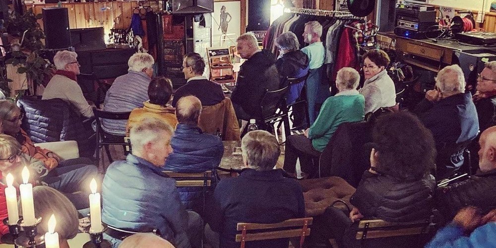 Präsentation im Rahmen einer «Listening Session»: Luca Zeller stellt sein Radiofeature im «Ätsch» in Walenstadt den rund 80 Anwesenden vor. 