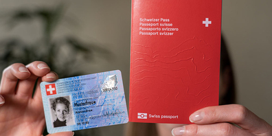Eine Schweizer Identitätskarte und ein Schweizer Reisepass. (Themenbild)