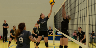 Capitän Yvonne Scherrer punktet mit einer Finte