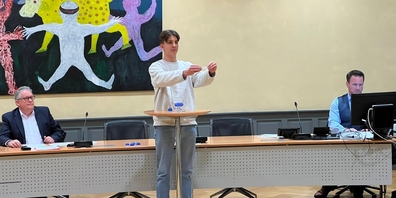 Maurice Keller amtet als Glückbringer. Stadtpräsident Thomas Niederberger und Stadtschreiber Michael Stahl beaufsichtigen die Ziehung. 