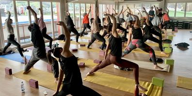 Entspannung pur: Die Teilnehmerinnen und Teilnehmer geniessen den Winter-Yogatag  von «Gänsehoch». 