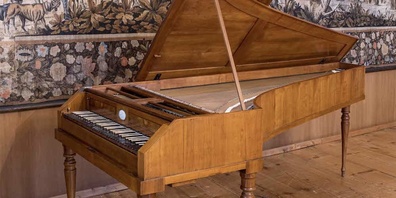 Michaela Loher und Daniel André Vitek  musizieren auf Schloss Grünenstein auf einem Hammerflügel