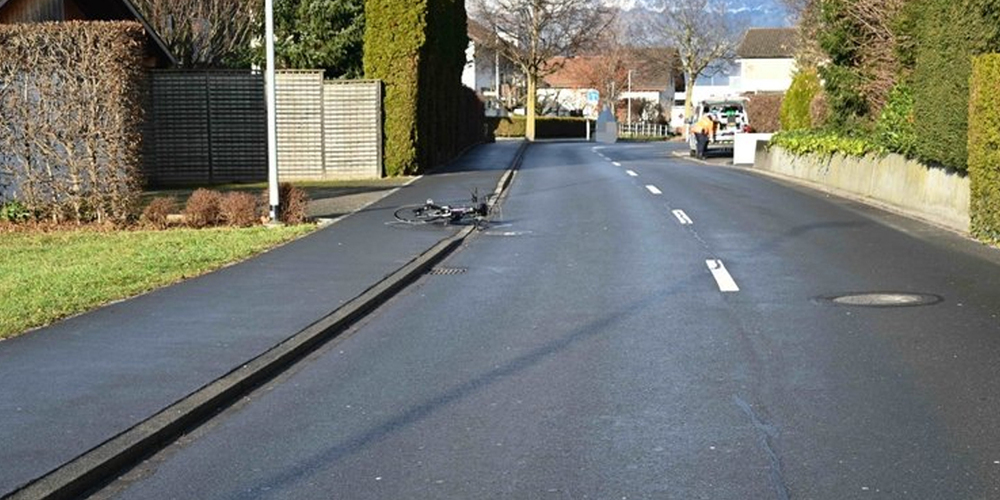 Auto übersehen: Eine 71-jährige Velofahrerin muss nach einem Zusammenstoss mit einem Auto ins Spital gebracht werden. 