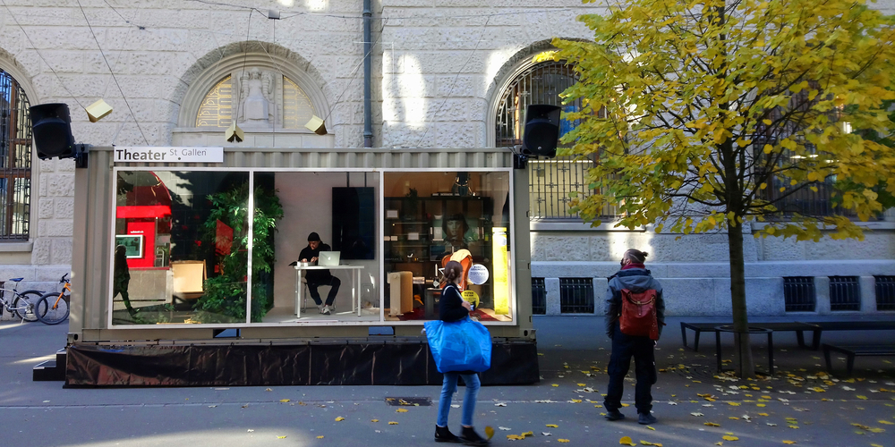 Alexander Stutz arbeitet im November 2021 im Theatercontainer an seinem Stück «Die Entfremdeten».