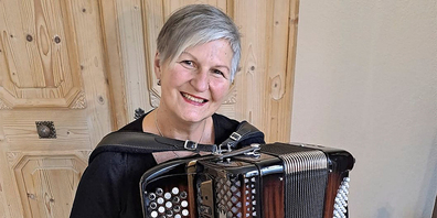 Wirkt mit dem Akkordeon mit: Esther Adolf ist eine der Musikerinnen und Musiker, die das «Singe us Freud» oftmals begleiten. 