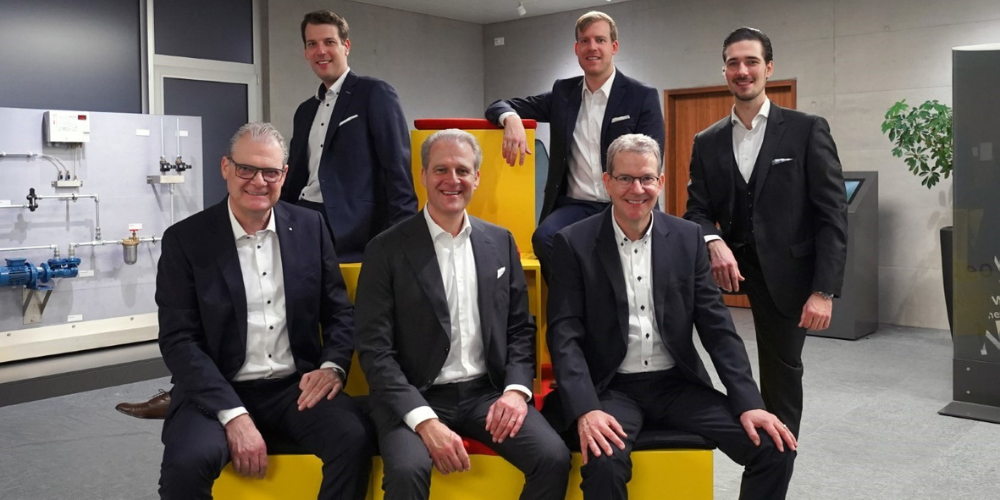 NeoVac Führungskräfte der 2. und 3. Generation (vorn, v. l. n. r.): Rudolf Lanter (COO), Patrik Lanter (CEO), Roman Stadler (CFO) mit den neuen GL-Mitgliedern (v. l. n. r.) Marc Stadler, Ralph Stadler, Chris Lanter