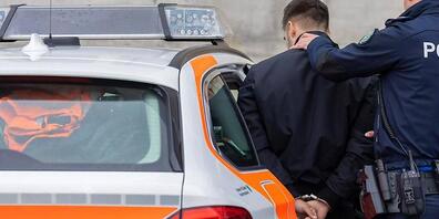 Die St. Galler Polizei konnte einen Mann festnehmen, der an der Betrugsmasche mit falschen Polizisten beteiligt war. (Symbolbild)