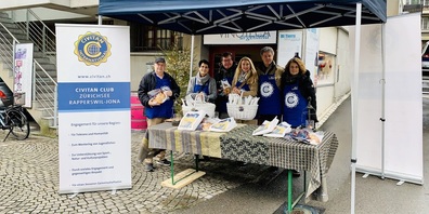 Bekannte Gesichter beim Königskuchen-Verkauf am  Civitan Stand