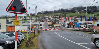 Die Allmeindstrasse zwischen gedeckter Aabach-Brücke und Bahnübergang (Bild) soll für den Langsamverkehr optimiert werden.