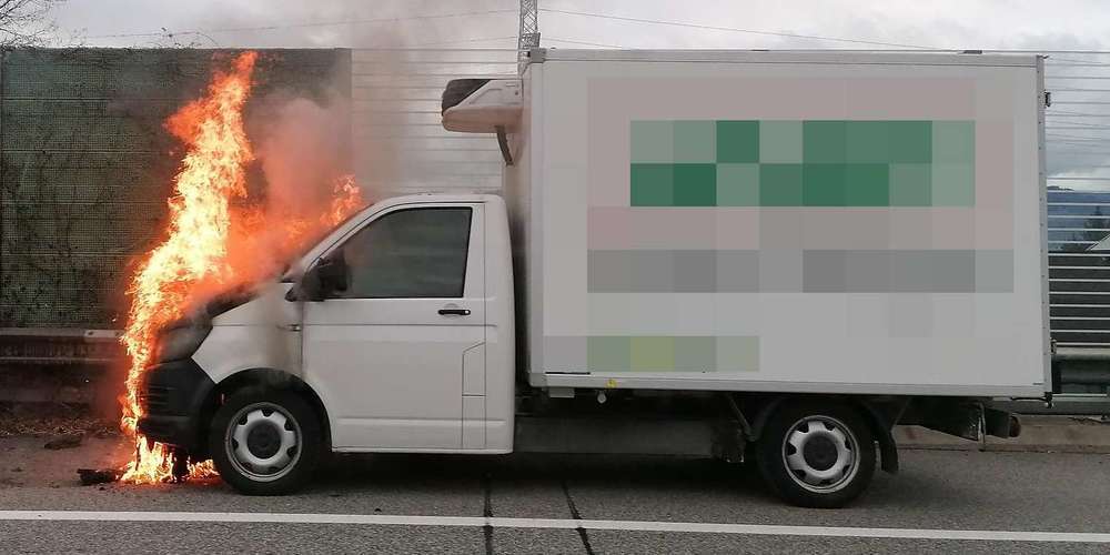 Im brennenden Fahrzeug liessen sich die Türen nicht mehr öffnen (Symbolbild)..