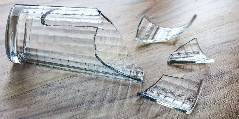 Zerbrochene Trinkgläser gehören nicht in den Altglascontainer