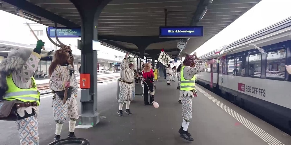 Am Wiler Bahnhof wurden die Höfner Narren standesgemäss von den Wiler Tüüfeln empfangen.