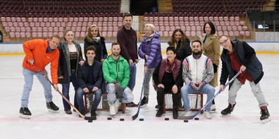 Die Kandidierenden der SVP Kreuzlingen zeigen sich auf dem Eisfeld ganz sportlich: von links nach rechts: Fabian Neuweiler, Michaela Alemanno, Ivan Semeraro, Samira Sermeraro, Christian Iseli, Stefan Klauer, Barbara Hummel, Irène Herzog, Monika Semeraro, Damjan Mitrovic, Séverine Schindler, Hansjörg Gremlich. Es fehlen: Judith Ricklin, Nico Keller, Regula Wiedl, Sarah Neuweiler, Enrico Huwiler, Jasmina Simikic, Stefan Henke und Daniela Müller.