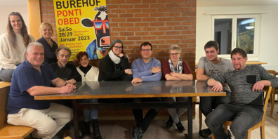 Die Theatergruppe des PFVO ist voll motiviert in den Proben.  Hinten von links: Jasmin Kobler (Souffleuse), Renata Sonderegger Vorne von links: Markus Probst (Regie), Heinrich Zäch, Bernadette Ritter, Sarina Rhyner, Patrick Loher, Jasmine Stieger, Michael Dux, Mirco Gschwend