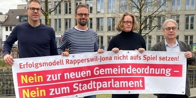 Komitee «Nein zum Stadtparlament – Nein zur neuen Gemeindeordnung» Gastronom Joe Kunz, Software-Ingenieur Robert Hegner, Redaktorin Franziska Kohler und Unternehmer Martin Casal (v.l.).