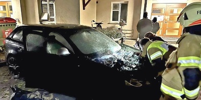 Das Auto wurde durch den Böller schwer beschädigt.