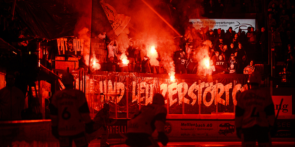 Die Feier vor den Krawallen. Die Rapperswiler bejubeln Sieg gegen die Lions. Die Overtime in der Innenstadt verläuft weniger harmonisch.