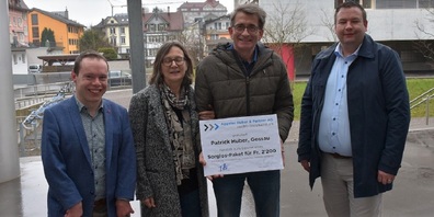 Preisübergabe an Patrick Huber und Simone Jud (Mitte) mit den Geschäftsführern Glen Aggeler (r.) und Thomas Huber.(l.)