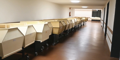 Vor der Ofenhalle stehen die Särge für die Einäscherung bereit. Wie sie in die Öfen geschoben werden, wird an den Führungen mit einem leeren Sarg demonstriert. Rund 7000 Kremationen finden im Nordheim jährlich statt.