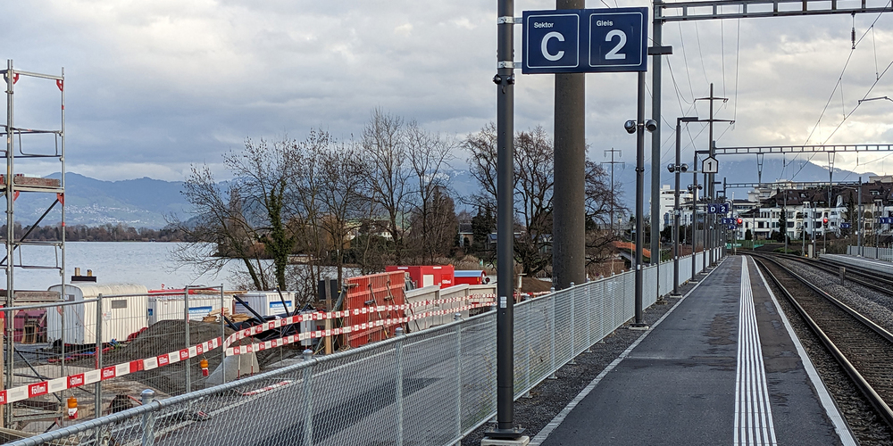 Stein des Anstosses: durchgehender  Zaun auf der Seeseite