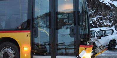 Das Postauto war glücklicherweise ohne Passagiere unterwegs, als es zur Frontalkollision mit dem entgegenkommenden Auto kam.
