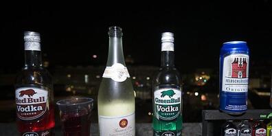 Alkohol, Beruhigungsmittel und Morphium hatte eine junge Frau eingenommen, die im Kanton Schwyz nach einer Party verstarb. (Symbolbild)