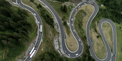 Die PKW müssen sich über die Ausweichstrecke über den Arlbergpass quälen