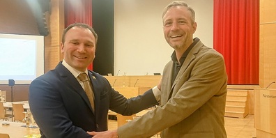 Als Nachfolger von Florian Kobler (SP) wurde Florin Scherrer (die Mitte, links im Bild) zum neuen Parlamentspräsidenten gewählt.