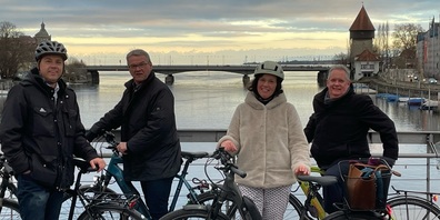 Austausch am Neujahrsapéro auf dem Fahrrad über die Grenzen von Konstanz und Kreuzlingen hinaus. Rechts im Bild Stadtpräsident Thomas Niederberger.