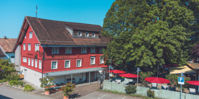 Unverkennbar: die burgunderrote Fassade des «Haus zur Eintracht».