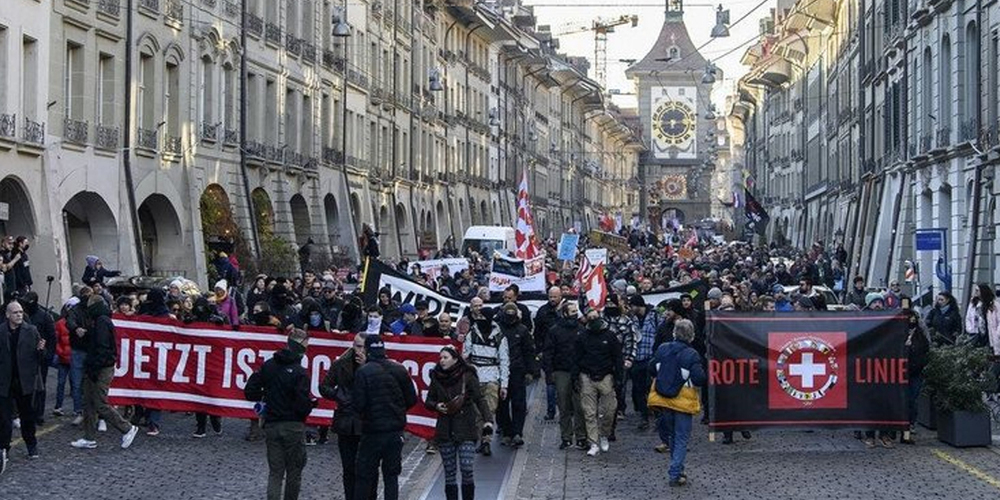 Die Junge Tat führt im Januar 2022 in Bern eine Demonstration gegen die Coronamassnahmen an. Der Buchser war vorn mit dabei. 