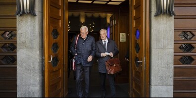 Pierin Vincenz (l.) nach der Gerichtsverhandlung mit seinem Anwalt Lorenz Erni.