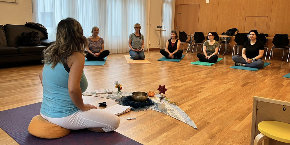 Ein verbindender Anlass: Die Yoga-Probelektion findet viel Anklang.