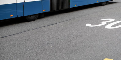 Tempo 30 bremst auf einigen Strecken in der Stadt Zürich den ÖV aus. Nun muss die Stadt zusätzliche Verbindungen schaffen. Zahlen wird sie diese selber. (Symbolbild)