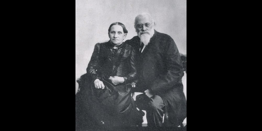1896, fünf Jahre nachdem der Architekt Jakob Friedrich Wanner die bekannten Wanner­häuser am Zürcher Löwenplatz vollendet hatte, entstand dieses Foto, das ihn zusammen mit seiner Frau Catharina Kaufmann zeigt.
