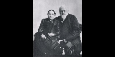 1896, fünf Jahre nachdem der Architekt Jakob Friedrich Wanner die bekannten Wanner­häuser am Zürcher Löwenplatz vollendet hatte, entstand dieses Foto, das ihn zusammen mit seiner Frau Catharina Kaufmann zeigt.