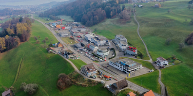 Die Schwyzer Industrie, im Bild das Gewerbegebiet First in Feusisberg, musste einen Dämpfer hinnehmen.