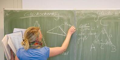 Lehrerinnen, die nach einer längeren Pause wieder einsteigen, sollen beim Lohn im Kanton Nidwalden nicht mehr benachteiligt werden. (Symbolbild)