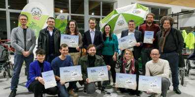 Landesrat Zadra und der Präsident des Vereins Agglomeration Friedauer mit den Preisträgern des Ideenwettbewerbs Velokultur Rheintal 2022.