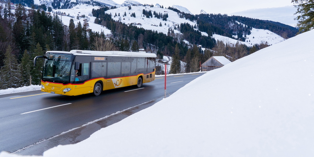 Im PostAuto auf der Churfirsten-Linie in die Ferienregion Toggenburg reisen und herzerwärmen-den Liebesgeschichten lauschen.