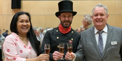 Kaminfeger Walter Tanner stösst mit Stadtpräsident Thomas Niederberger und seiner Frau Mem auf das neue Jahr an.