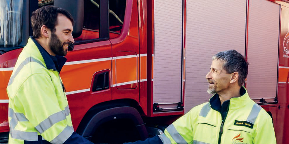 Dominik Sutter (rechts) übergibt dem ehemaligen Gemeinderat Beni Gautschi das Kommando über die Feuerwehr.