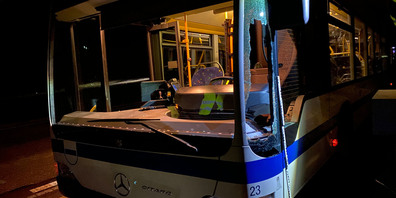 Die Fahrgäste des beschädigten Busses blieben alle unverletzt und konnten auf einen nachfolgenden Bus umsteigen.