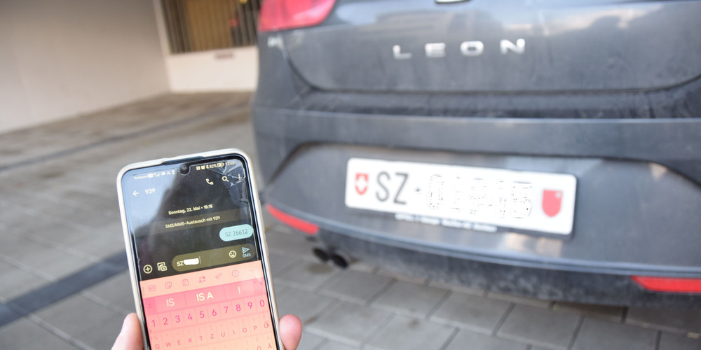 Schnell und unkompliziert lässt sich heute via SMS herausfinden, wem das Auto hinter der Kontrollschildnummer gehört.  Es sei denn, man lässt die Weitergabe der Daten sperren.